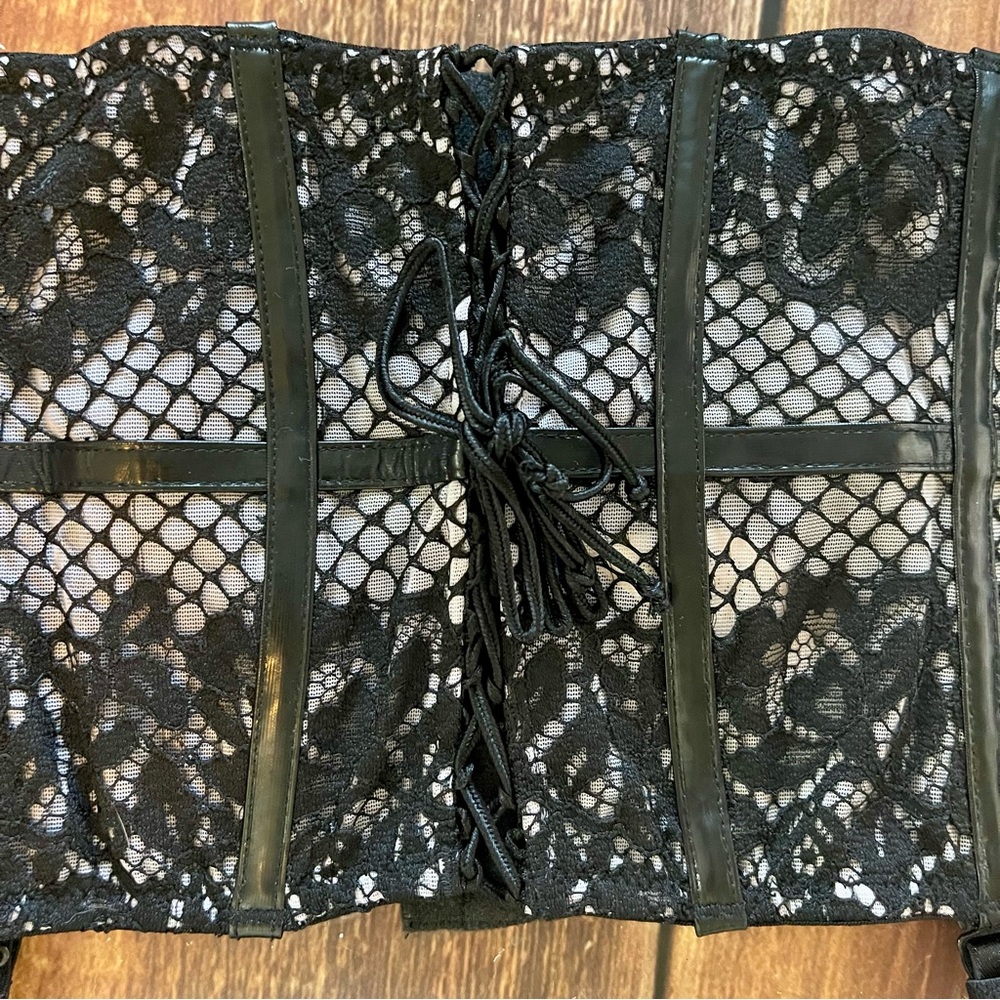Victoria’s Secret Black Lace Garter Belt. Medium. NWT - Picture 2 of 4